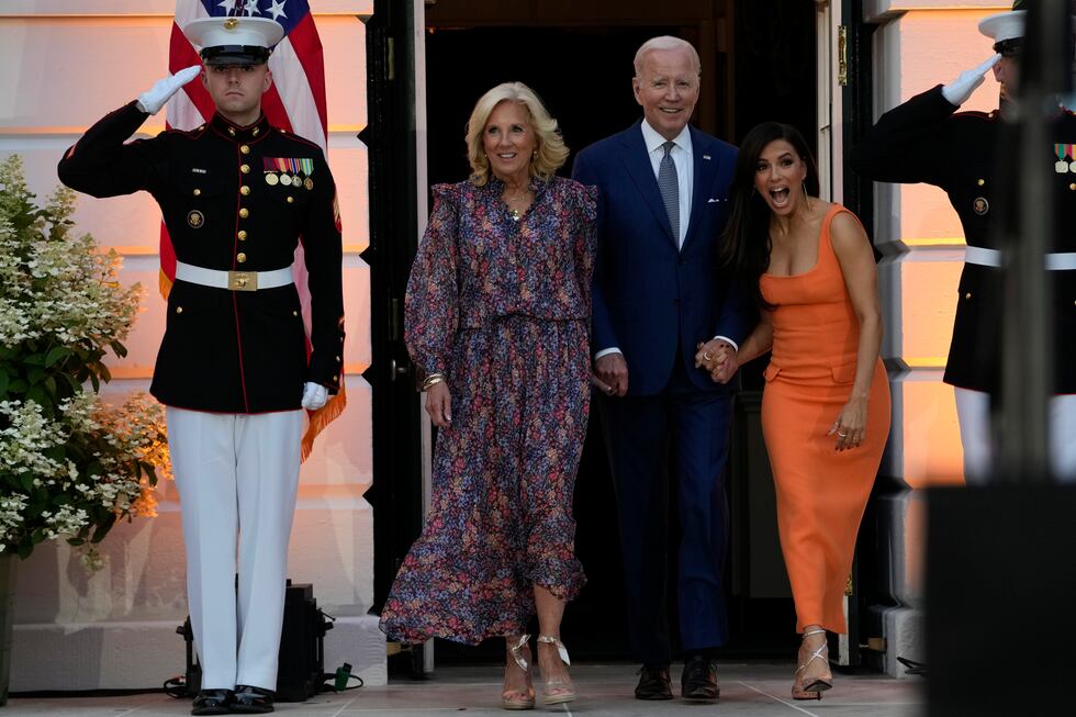 El presidente Joe Biden camina con la primera dama Jill Biden y Eva Longoria para dar unas...