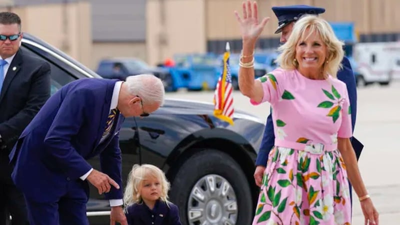 La primera dama Jill Biden presenta síntomas leves, y permanece en aislamiento.