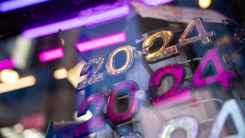 Gafas con la forma del año 2024, en un establecimiento antes de Nochevieja en Times Square,...