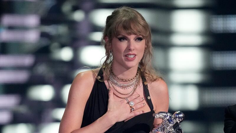 Taylor Swift acepta el premio al video del año por "Anti-Hero" durante los MTV Video Music...