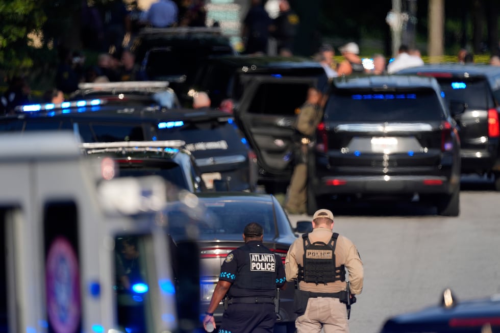 Confirman muerte de sospechoso de tiroteo en campus de la Universidad de Emory (AP Photo/Mike...