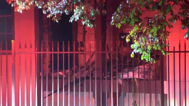 De acuerdo con las autoridades, el incendio comenzó en el primer piso de uno de los edificios...