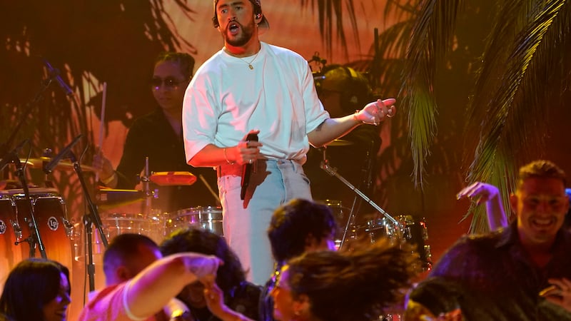 Bad Bunny interpreta un popurrí en el escenario de la 65 entrega anual de los premios Grammy...