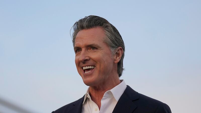 En esta imagen de archivo, el gobernador de California, Gavin Newsom, interviene en un acto de...