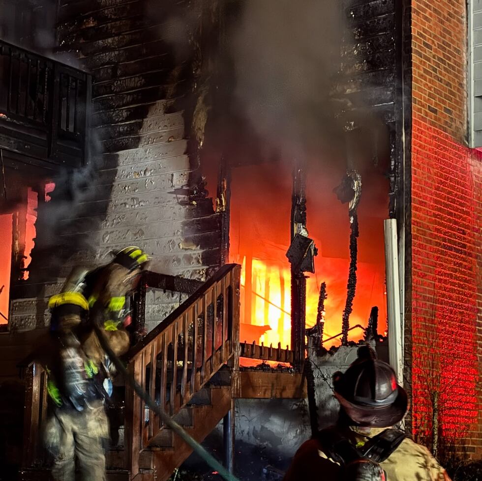 De acuerdo con las autoridades, dos personas lograron escapar el sinestro, pero tuvieron que...