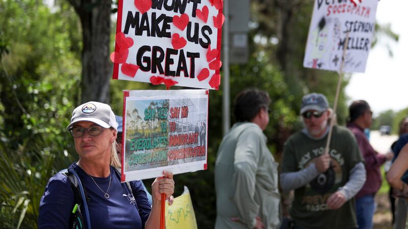 Manifestantes fuera de una instalación de detención migratoria conocida como "Alcatraz de los...