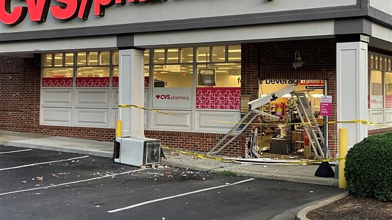 El incidente ocurrió poco antes de las 3 a.m. de este miércoles en el CVS ubicado en la 2014...