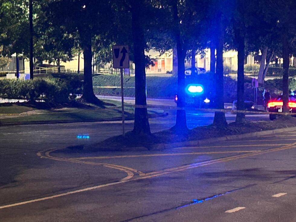 Policía dispara a sospechosos tras robo en el Perimeter Mall.