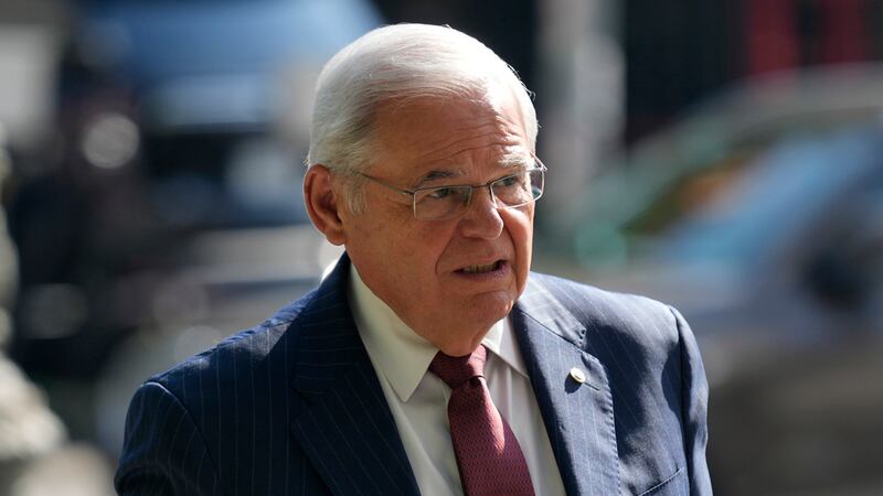 El senador estadounidense Bob Menendez (demócrata, Nueva Jersey) llega al tribunal en la...