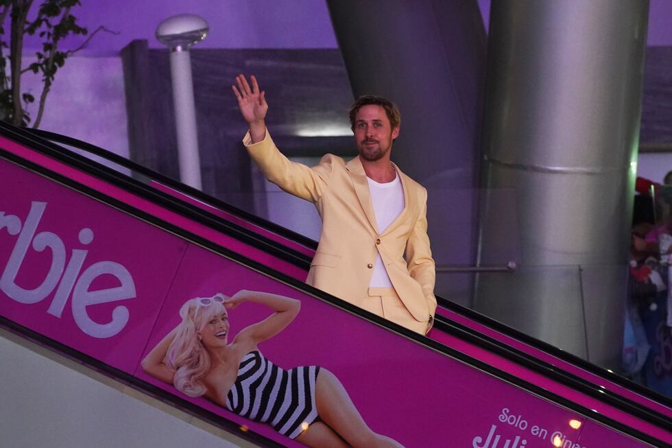 El actor Ryan Gosling desciende en una escalera eléctrica a la alfombra rosa de la película...