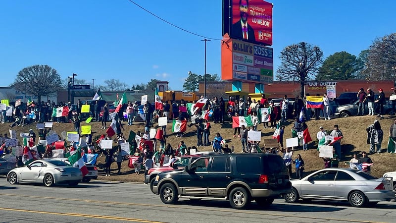 Cientos de hispanos se congregaron el fin de semana en los alrededores de Plaza Fiesta para...