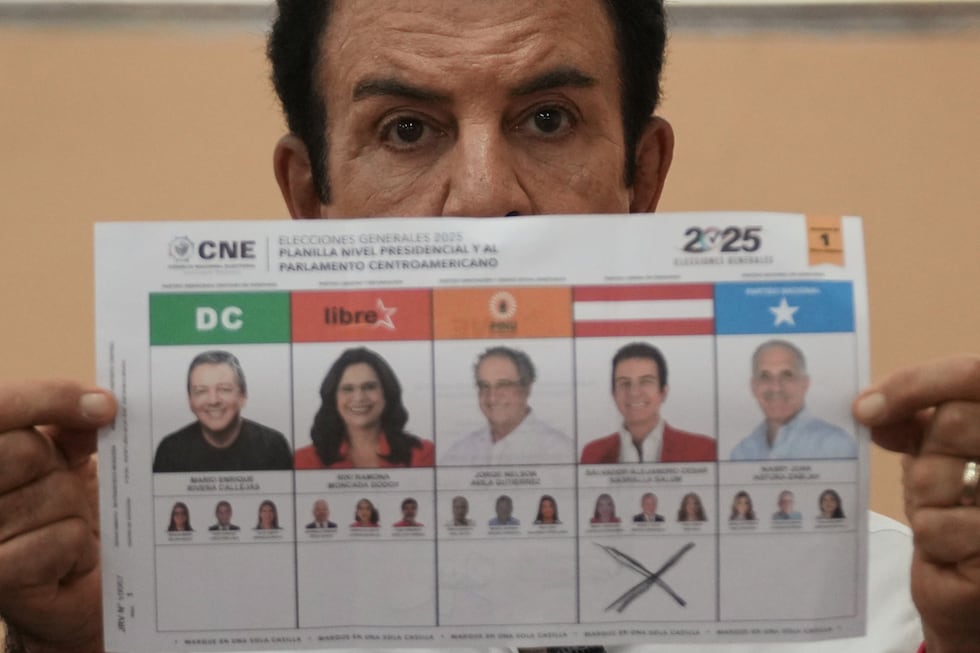 El candidato presidencial Salvador Nasralla, del Partido Liberal, muestra su boleta durante...