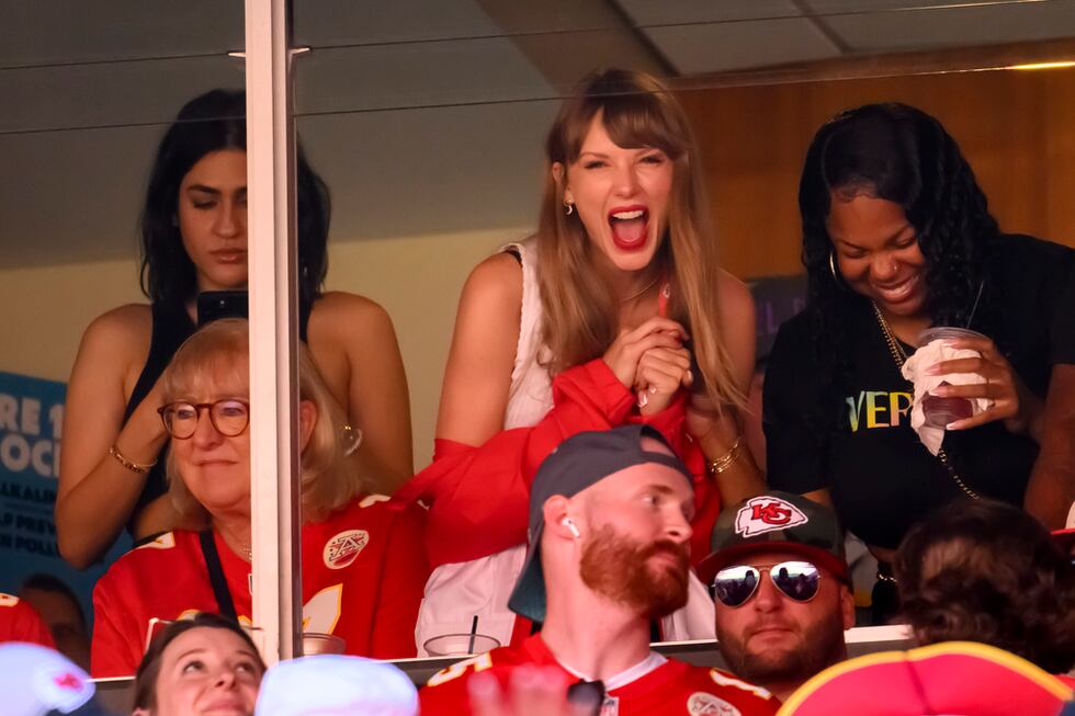 Taylor Swift asistió al partido de fútbol americano de la NFL de los Kansas City Chiefs contra...
