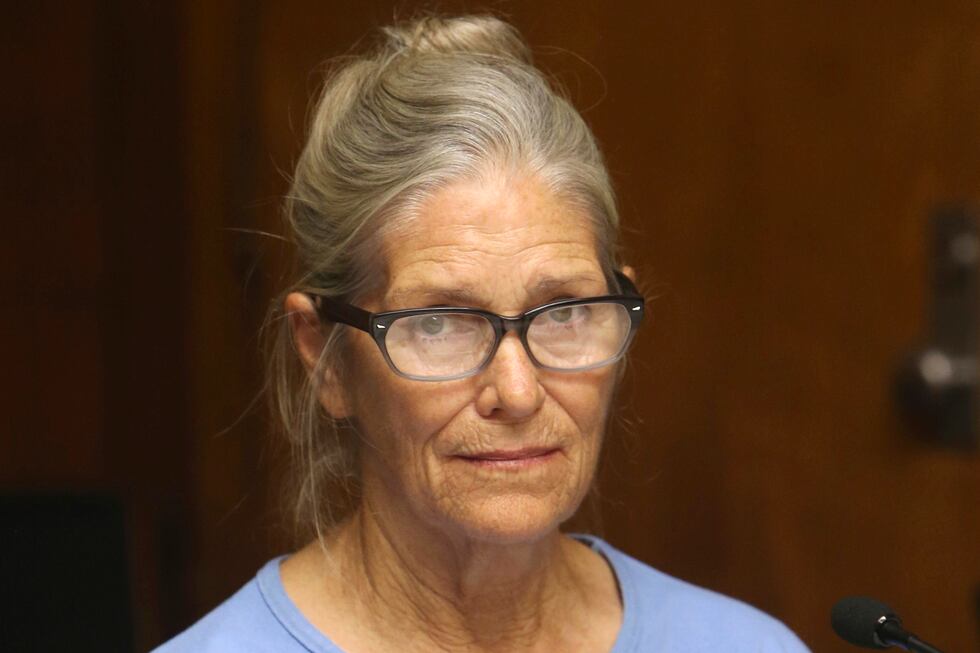 Archivo - Leslie Van Houten, una seguidora de Charles Manson, durante su audiencia en Corona,...
