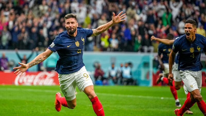 Olivier Giroud celebra tras anotar el segundo gol de Francia ante Inglaterra en los cuartos de...