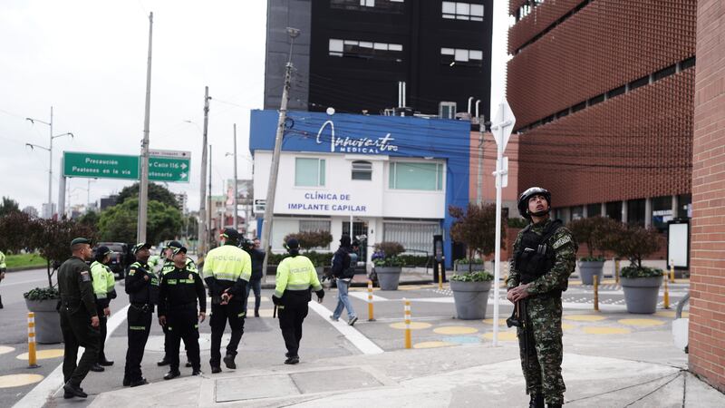 Un soldado que custodia la clínica donde el senador colombiano Miguel Uribe Turbay recibe...