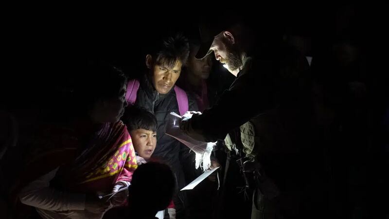 Para ser elegibles, los migrantes deben presentar una enfermedad física o mental,...