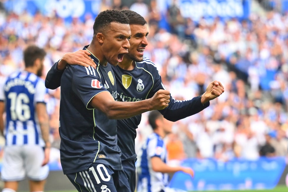 Kylian Mbappe y Dani Ceballos del Real Madrid reaccionan tras anotar en el encuentro ante la...