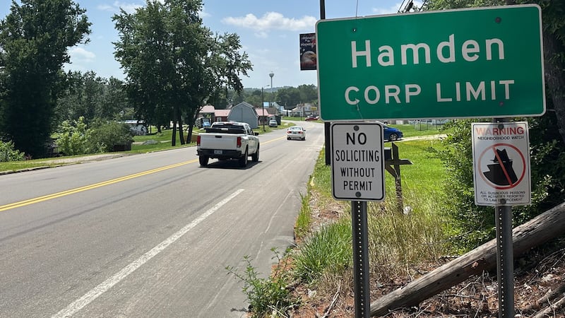 La carretera hacia la aldea de Hamden, Ohio, el 1 de julio del 2026. (AP foto/Julie Carr Smyth)