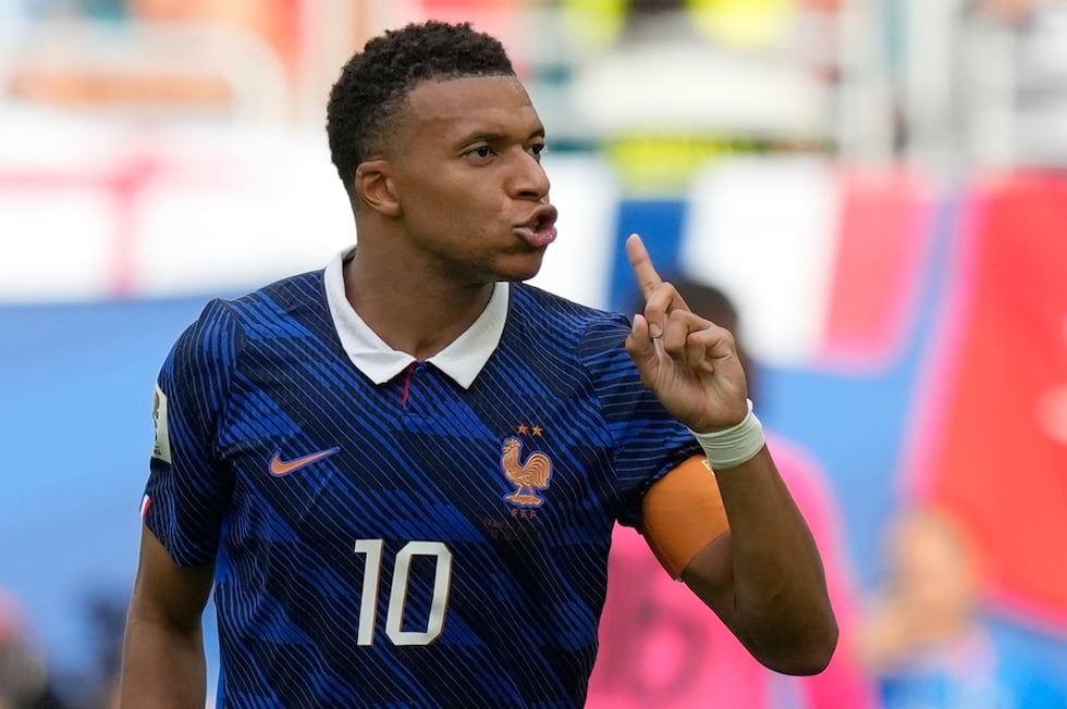 Kylian Mbappé, de Francia, festeja tras anotar el tercer gol de su equipo ante Inglaterra, en...