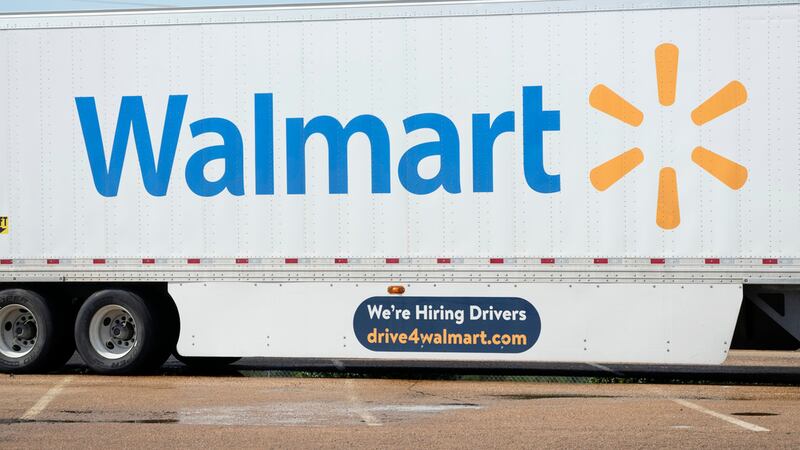 ARCHIVO - Un tráiler con el logotipo de Walmart en Richland, Mississippi, el 6 de septiembre...