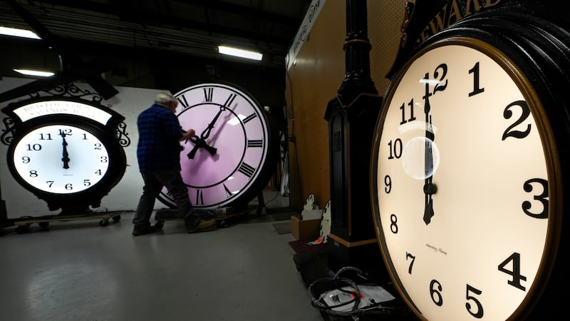 Scott Gow, un fabricante de relojes, ajusta un reloj en la Electric Time Company, en Medfield,...