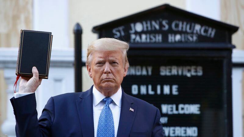 ARCHIVO - El presidente Donald Trump sostiene una Biblia frente a la iglesia de San Juan,...