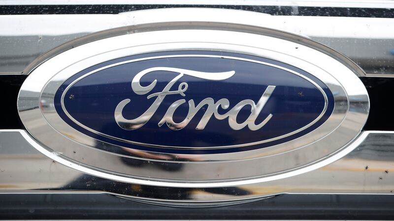 El logo de Ford en un concesionario de carros en Littleton, Colorado, el 20 de octubre de...