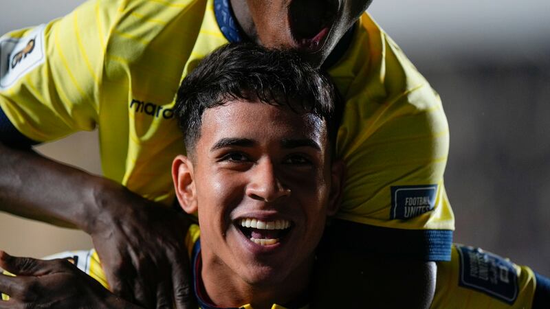 Kendry Páez (abajo) festeja tras anotar por la selección de Ecuador ante Bolivia en un partido...