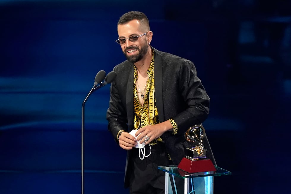 ARCHIVO - Mike Bahia recibe el premio a mejor nuevo artista en la 21a entrega anual del Latin...