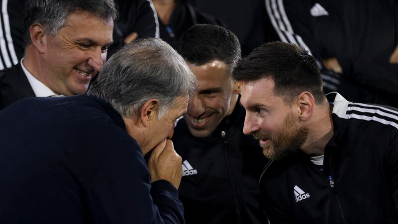 El técnico Gerardo Martino (izquierda) charla con el astro argentino Lionel Messi (derecha) y...