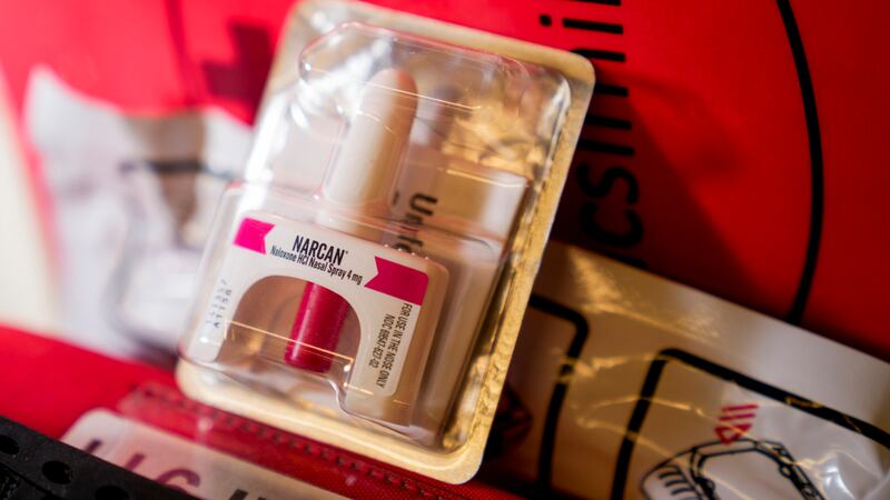 En la imagen, un paquete de Narcan en un puesto de primeros auxilios en la sede electoral del...