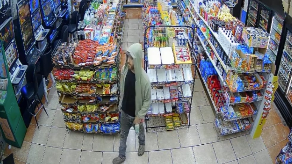La víctima indicó que se encontraba detrás de la caja registradora cuando el sospechoso entró...