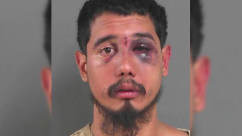 El sospechoso, identificado como Ramiro Espino, permanece bajo arresto acusado de robo de auto...