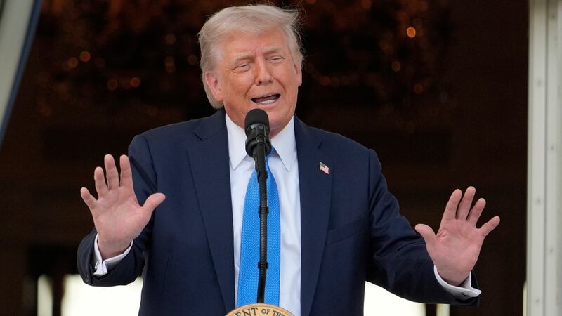 El presidente de EEUU, Donald Trump, habla en el Jardín Sur de la Casa Blanca, en Washington,...