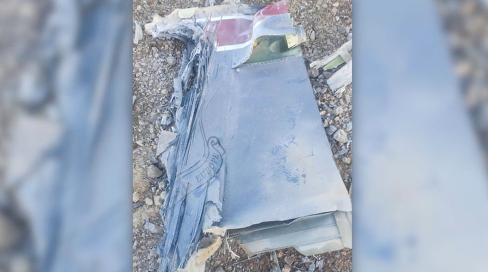 Esta imagen de medios estatales iraníes muestra lo que se cree son fragmentos de una aeronave...