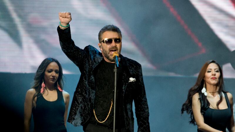 ARCHIVO - El cantante mexicano Mijares se presenta en el concierto "Estamos Unidos Mexicanos"...