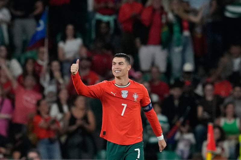 Cristiano Ronaldo de Portugal celebra tras anotar en el encuentro del Grupo F de la...