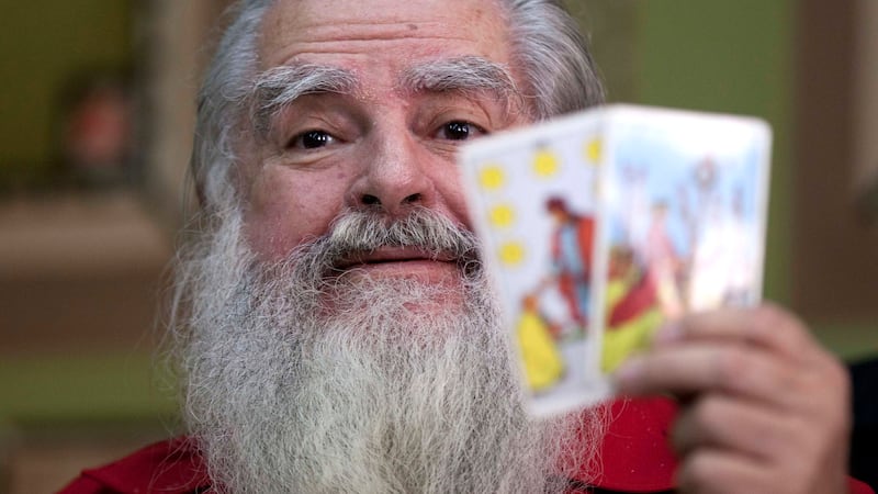 Antonio Vázquez Alba, conocido popularmente como 'El Brujo Mayor', sostiene las cartas del...