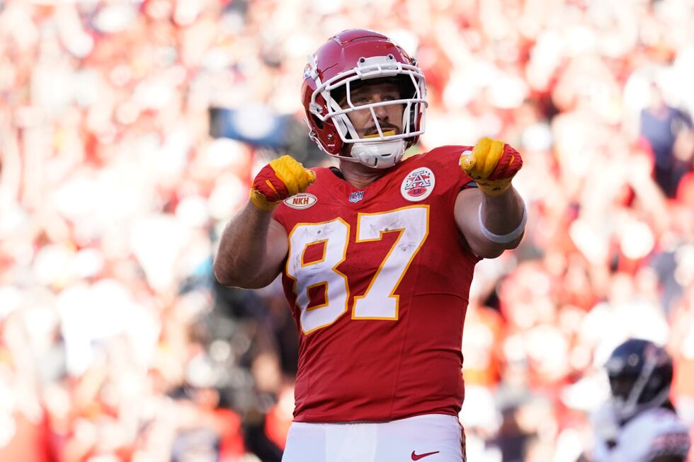El tight end de los Chiefs de Kansas City, Travis Kelce, celebra después de anotar durante la...