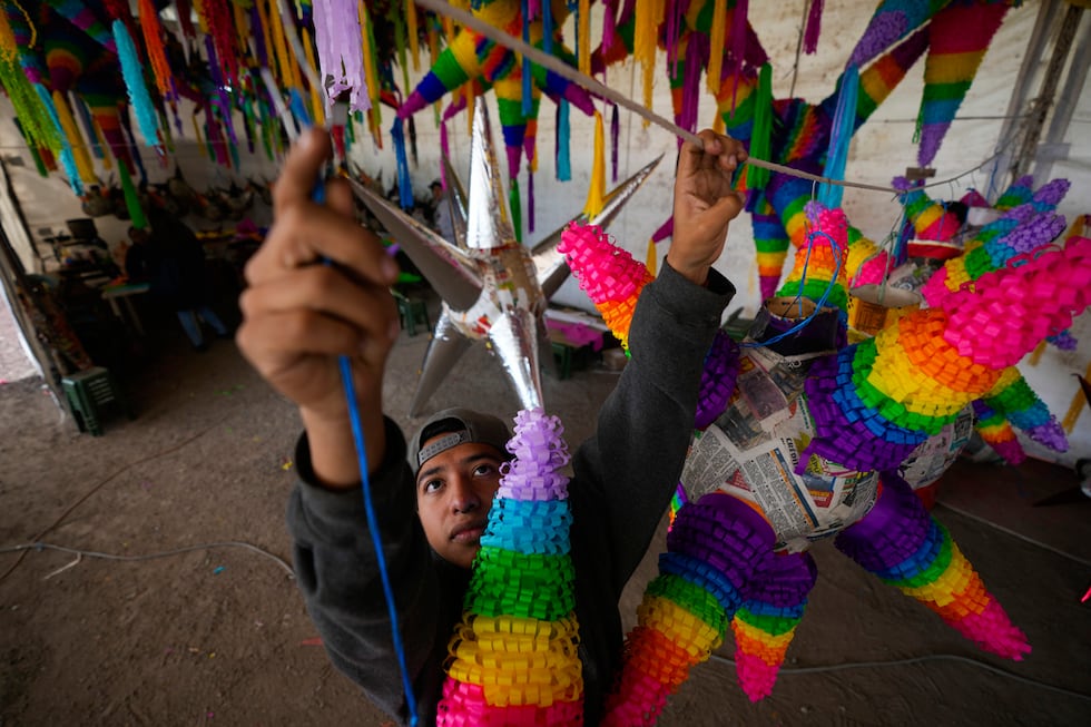 Las piñatas, una tradición que pinta de color y alegría las navidades mexicanas