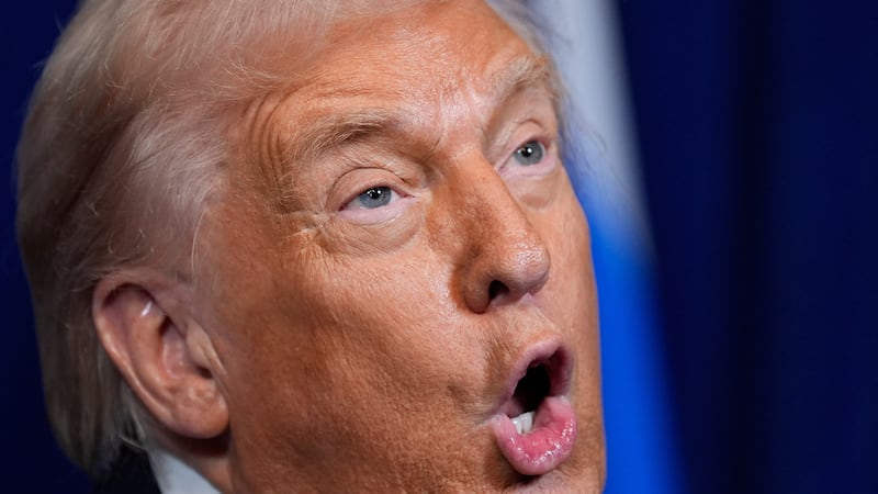 El presidente de EEUU, Donald Trump, habla durante una conferencia de prensa con el primer...