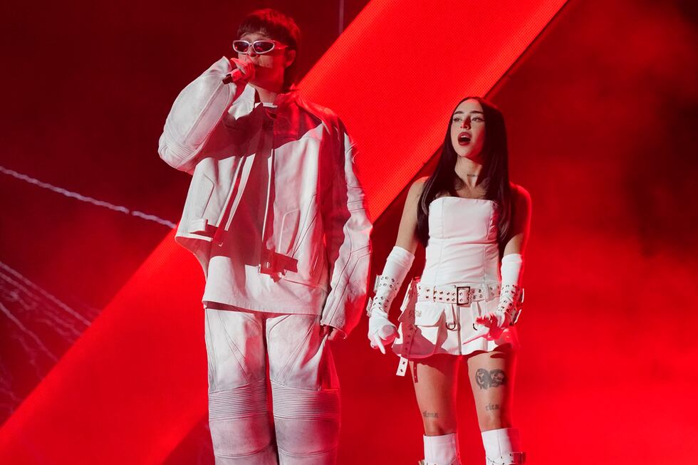 Peso Pluma, izquierda, y Nicki Nicole durante su presentación en los Premios Billboard de la...