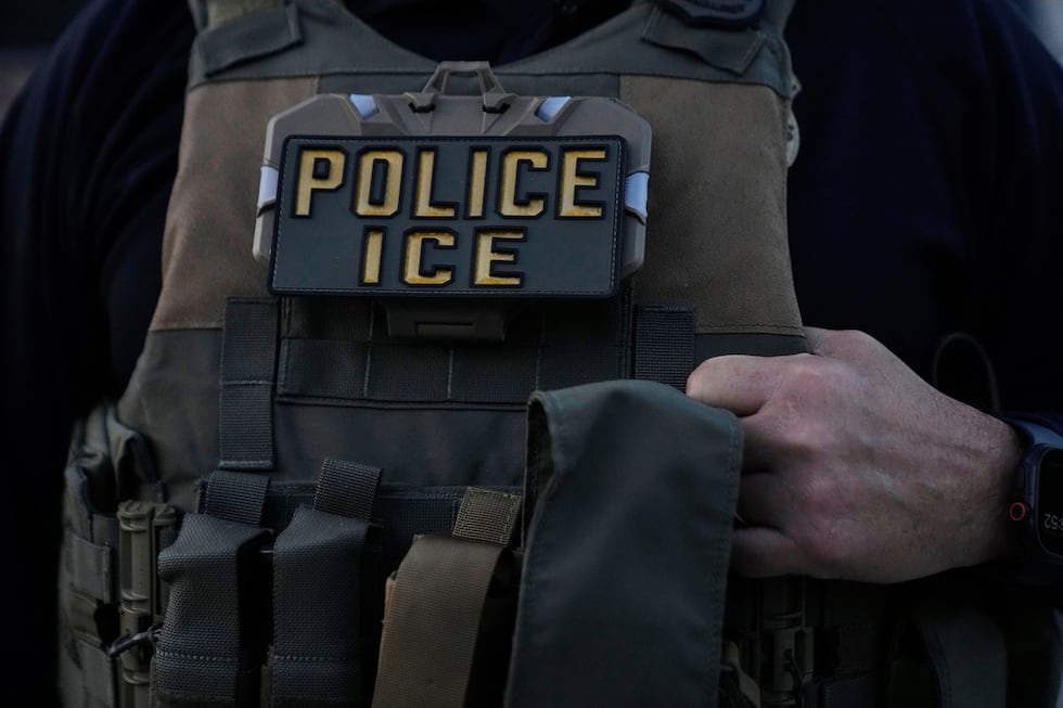 Un agente del Servicio de Inmigración y Control de Aduanas de EEUU (ICE) participa en una...
