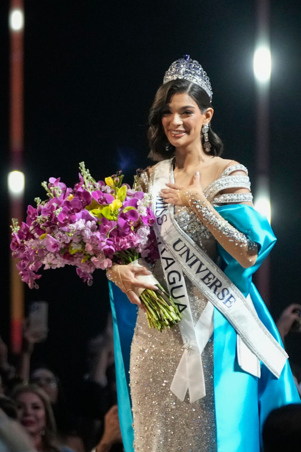 Miss Nicaragua Sheynnis Palacios reacciona ser coronada Miss Universo en la 72a edición de...