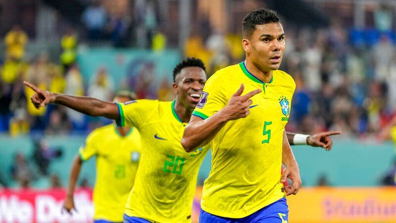 Casemiro (5) celebra tras anotar el primer gol de Brasil ante Suiza en el partido por el Grupo...