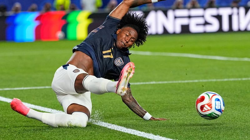 El ecuatoriano Angelo Preciado (17) despeja el balón durante el partido entre Ecuador y Costa...