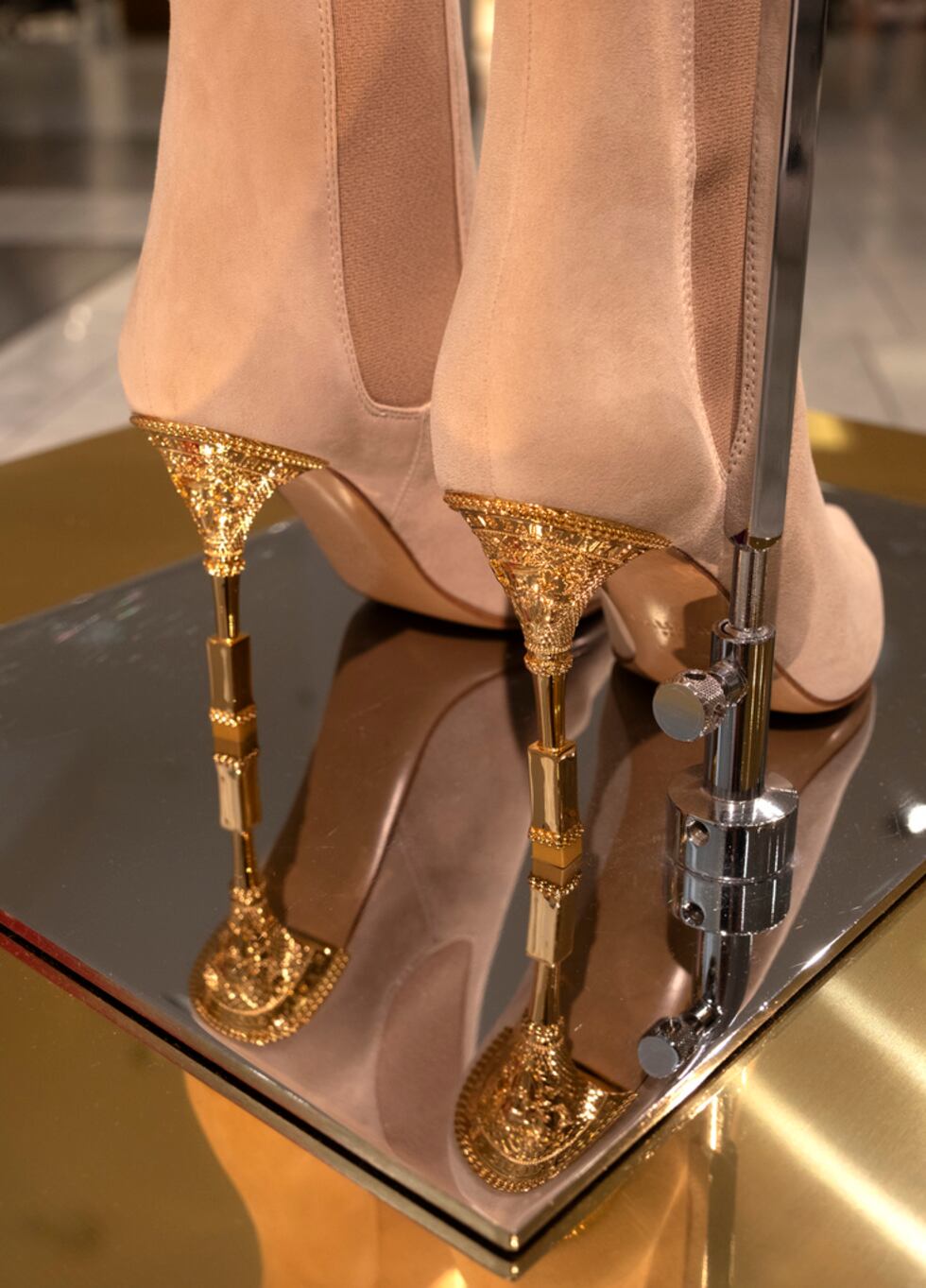 Calzado de la colección Balmain x Barbie se exhibe en una tienda de la cadena Neiman Marcus en...