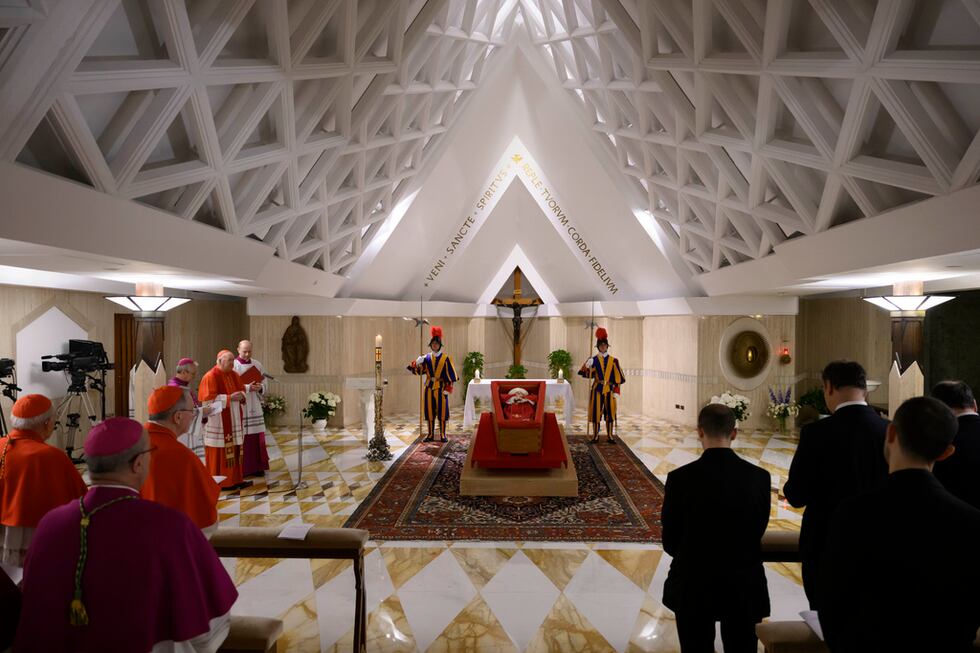 El cuerpo del papa Francisco yace en su capilla privada en el Vaticano, el lunes 21 de abril...