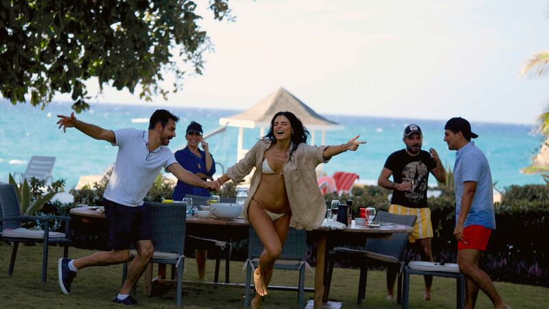 En esta imagen proporcionada por Prime Video, Eugenio Derbez, frente de izquierda a derecha y...